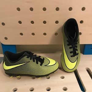 EUC Kids Nike Soccer Shoes - nearly new